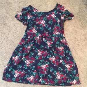 Nice, cute floral dress. Half zipper back